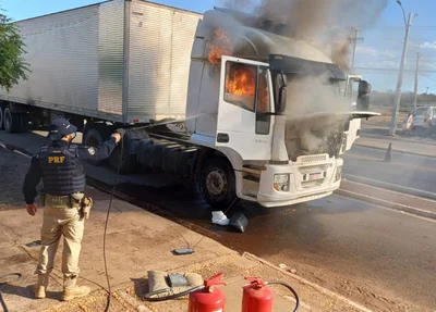 Caminhão pega fogo na BR-316 em Picos