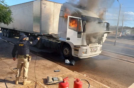 Caminhão pega fogo na BR-316 em Picos