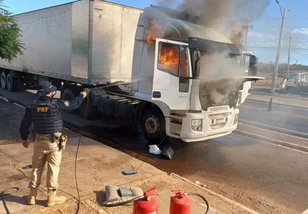 Caminhão pega fogo na BR-316 em Picos