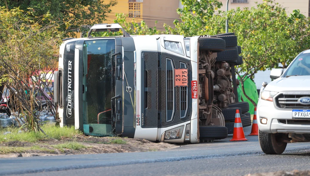 Caminhão tomba na BR 343