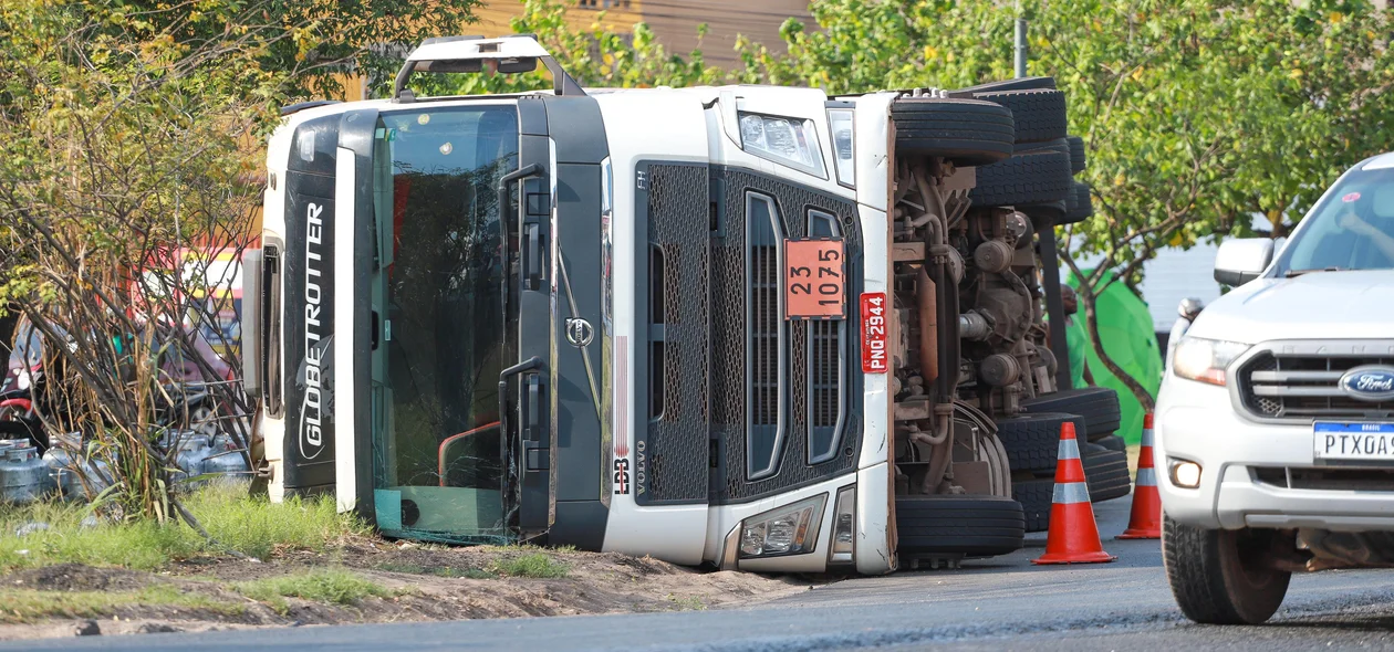 Caminhão tomba na BR 343