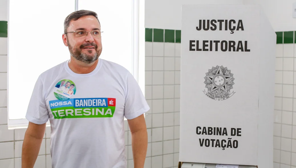 Candidato Fábio Novo indo votar em Teresina