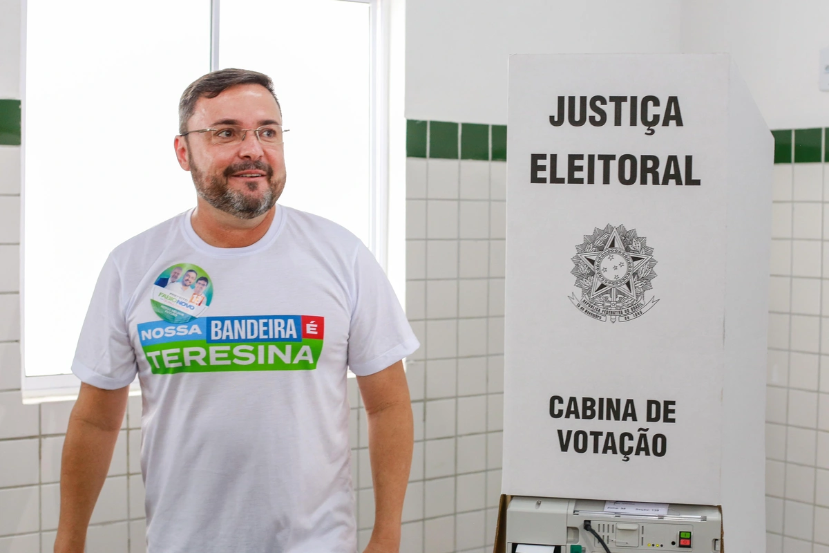 Candidato Fábio Novo indo votar em Teresina