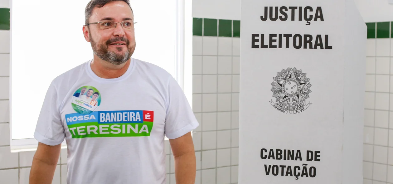 Candidato Fábio Novo indo votar em Teresina