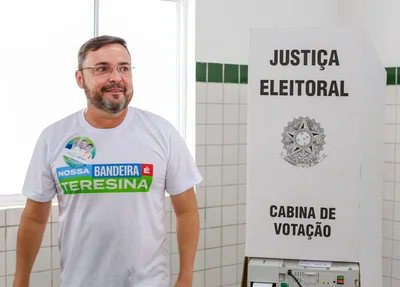 Candidato Fábio Novo indo votar em Teresina