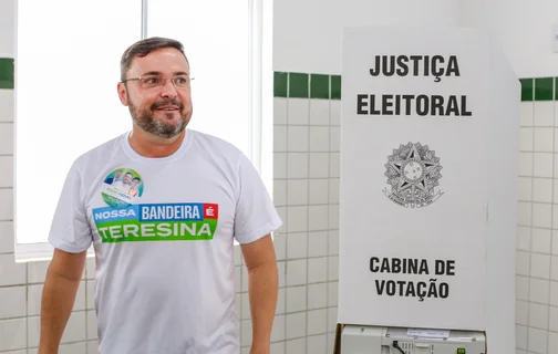 Candidato Fábio Novo indo votar em Teresina