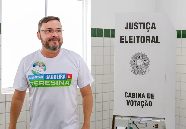 Candidato Fábio Novo indo votar em Teresina