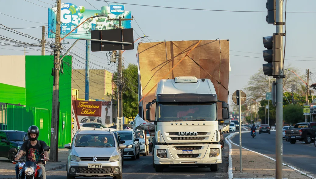 Carga levada pelo caminhão ficou presa ao esbarrar em fios