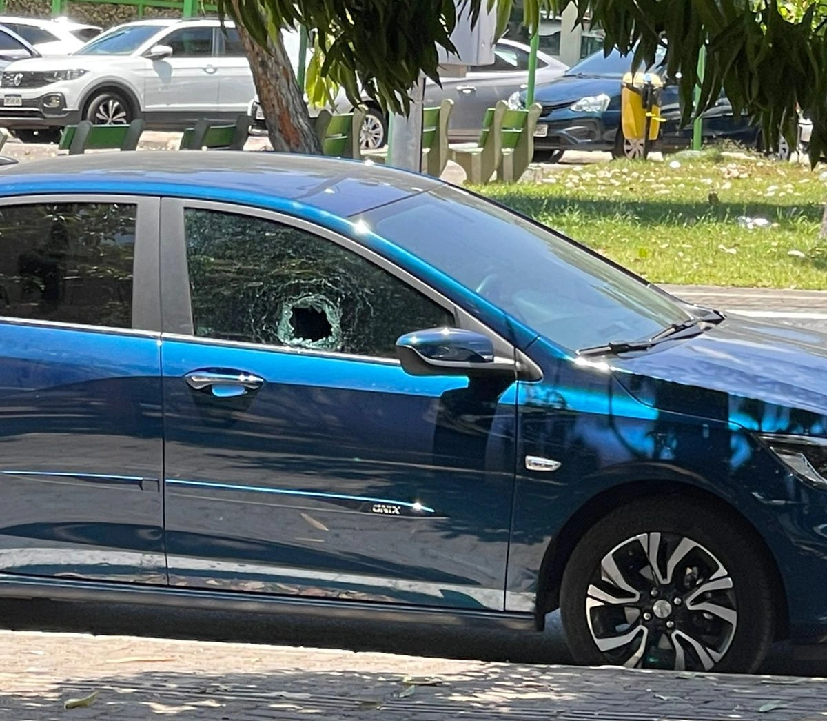 Carro arrombado na zona leste de Teresina