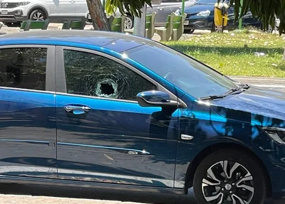 Carro arrombado na zona leste de Teresina