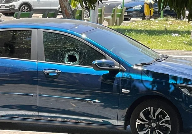 Carro arrombado na zona leste de Teresina