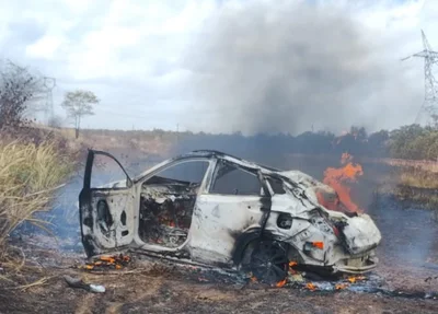 Carro destruído pelo fogo após acidente