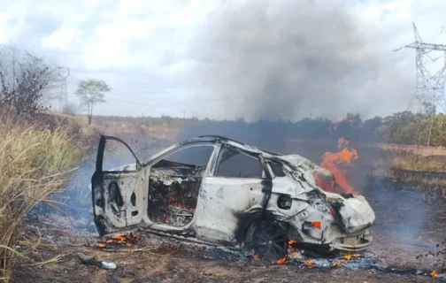 Carro destruído pelo fogo após acidente