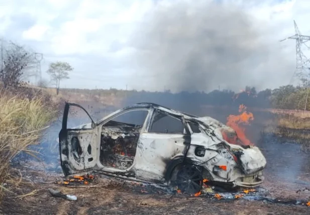 Carro destruído pelo fogo após acidente