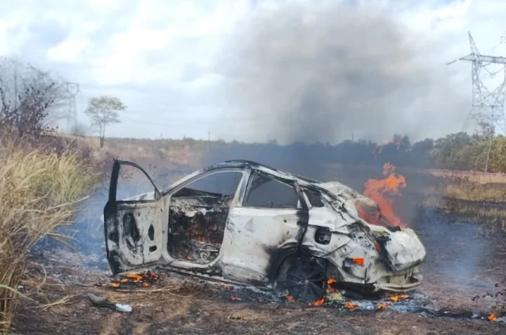 Carro destruído pelo fogo após acidente