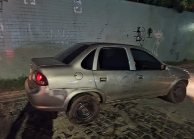 Carro modelo Chevrolet Classic foi recuperado pela polícia