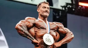 Cbum em apresentação no Mr. Olympia