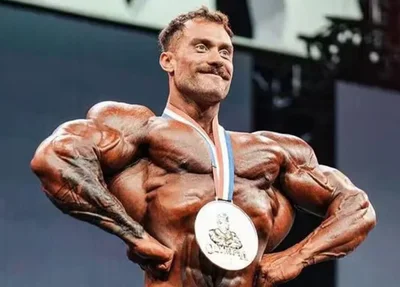 Cbum em apresentação no Mr. Olympia