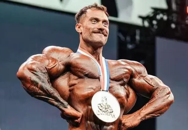 Cbum em apresentação no Mr. Olympia