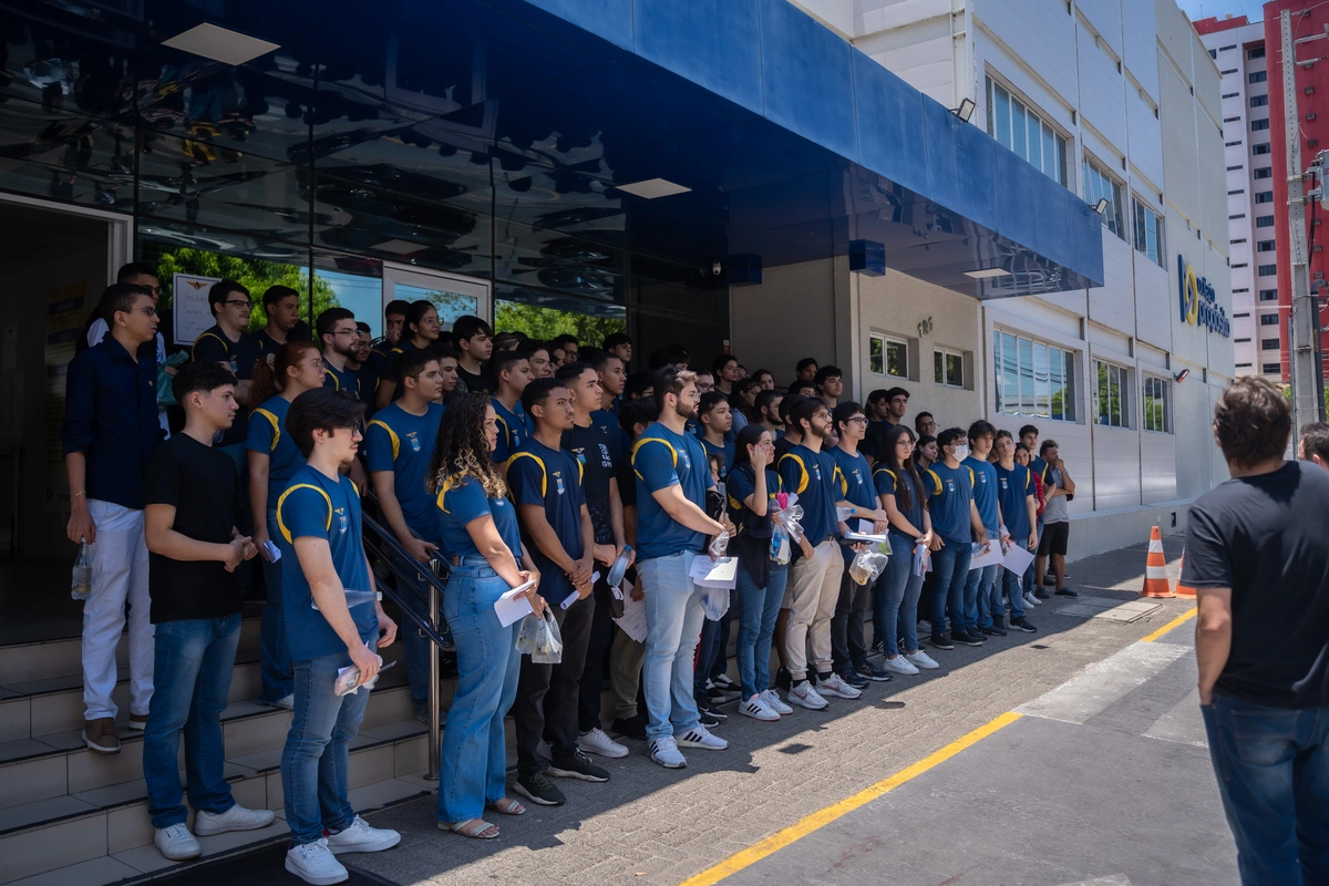 Centenas de alunos reunidos para o dia da prova no local de aplicação