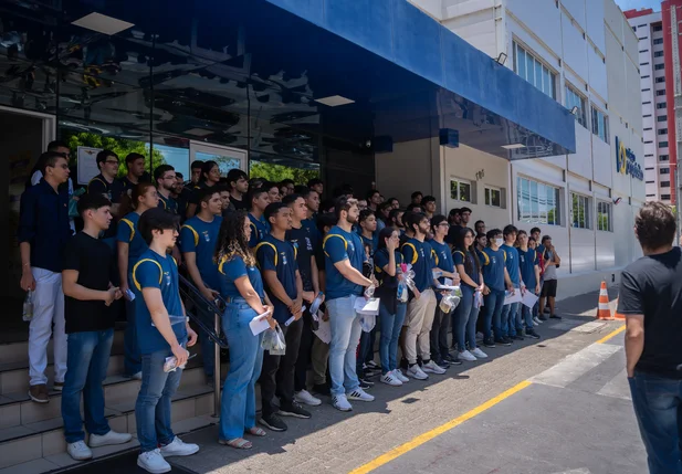 Centenas de alunos reunidos para o dia da prova no local de aplicação