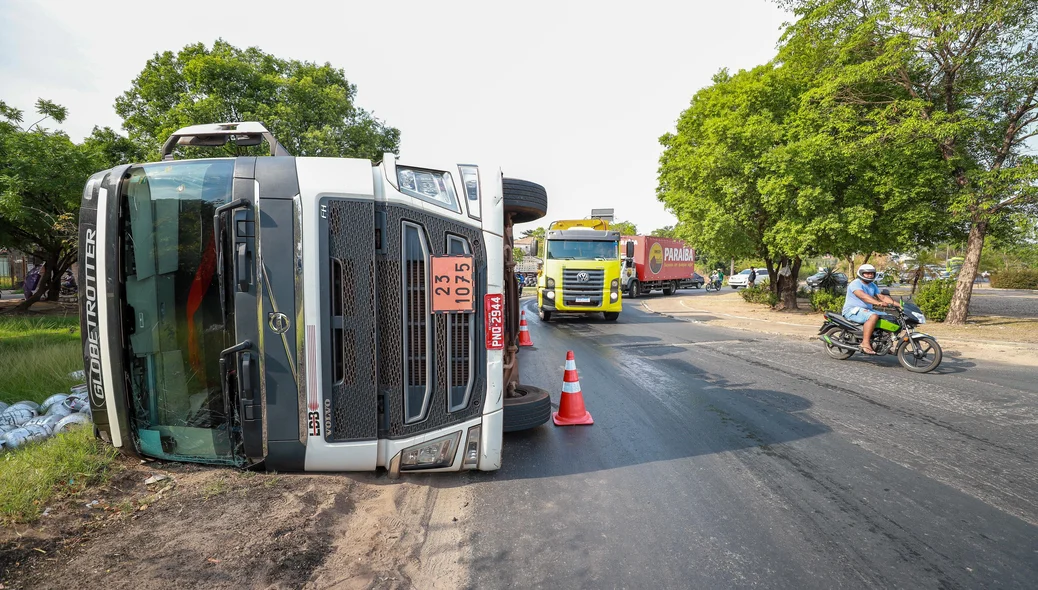 Como o caminhão tombou para o lado direto, não atrapalhou o trânsito