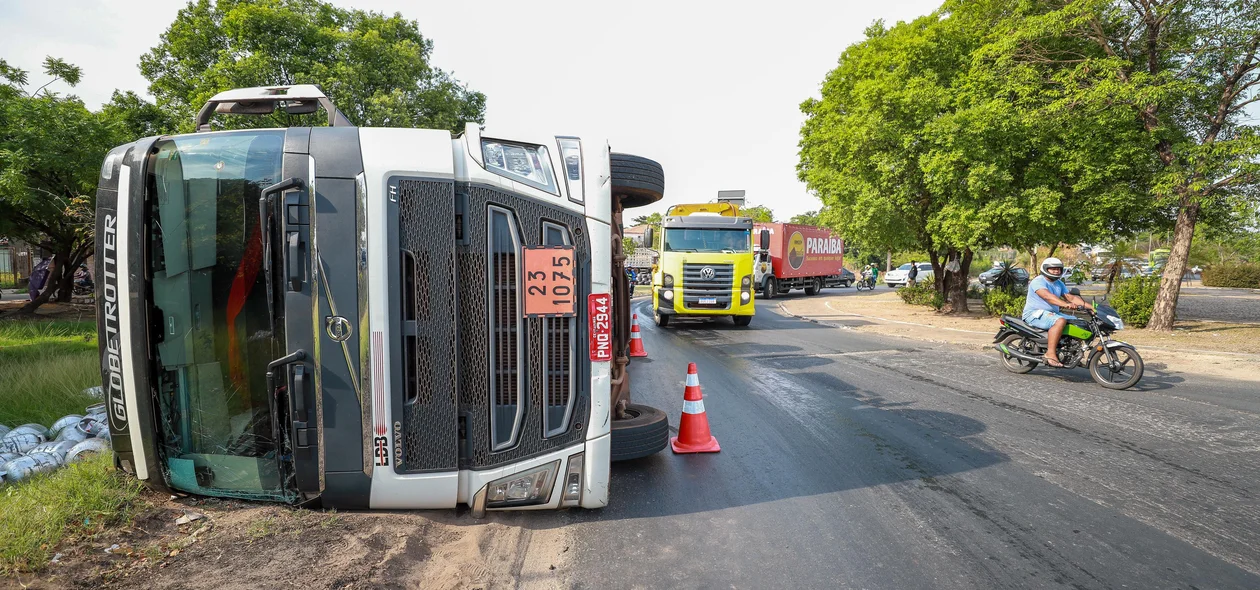 Como o caminhão tombou para o lado direto, não atrapalhou o trânsito