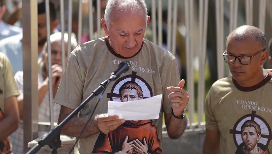 Convidado discursando