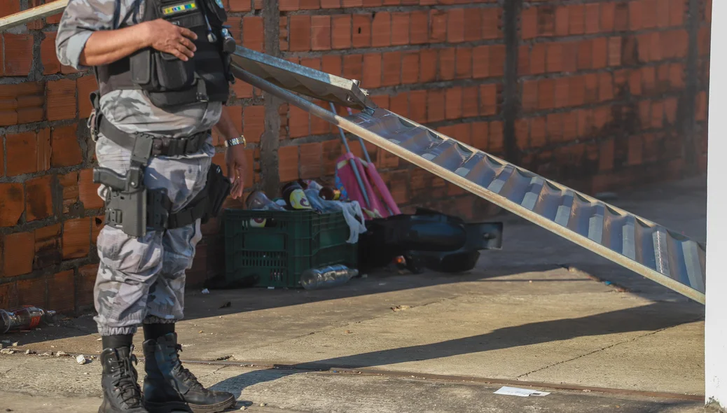 Criminosos derrubaram portão da residência para cometer o crime