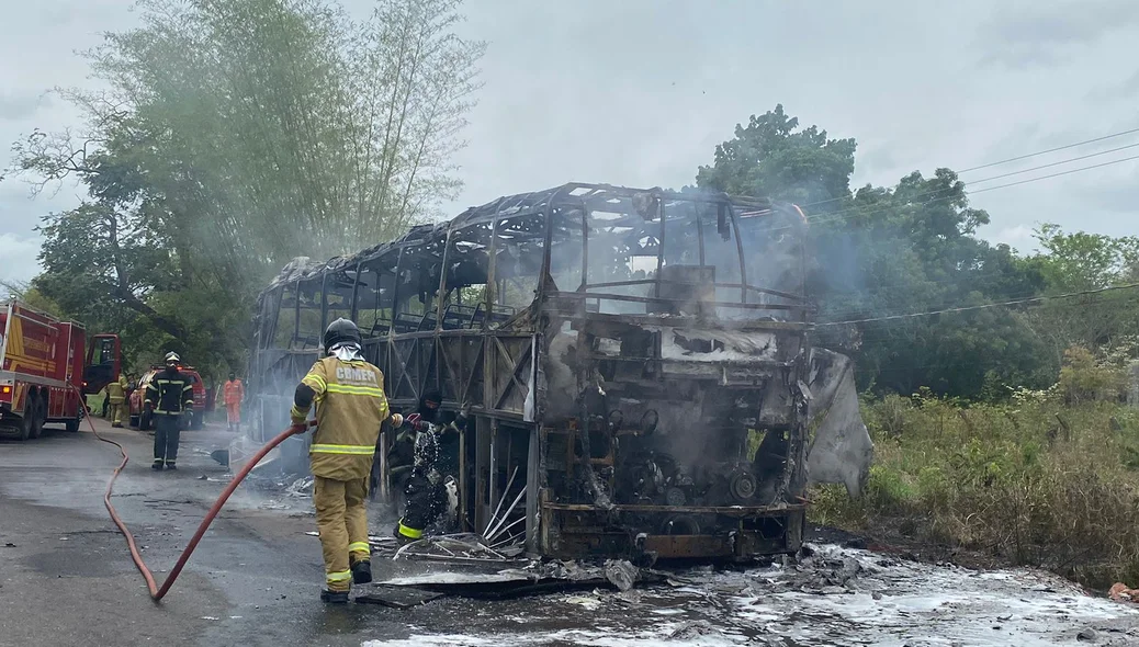 Destroços do ônibus