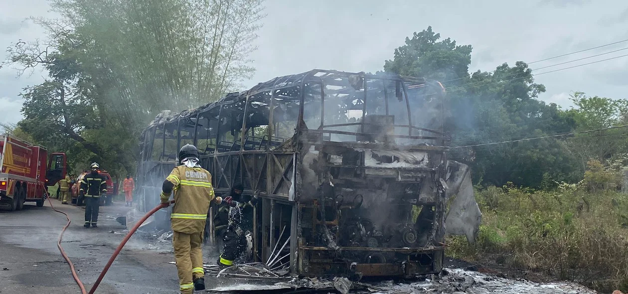 Destroços do ônibus