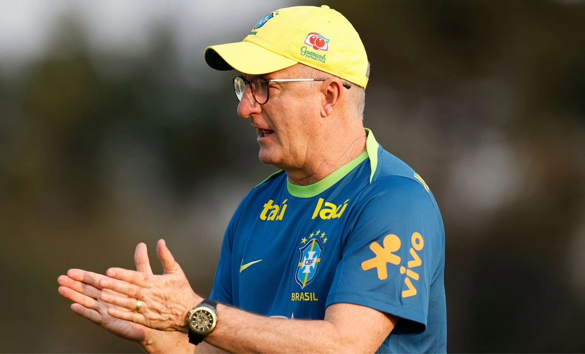 Dorival Jr durante treino da Seleção Brasileira