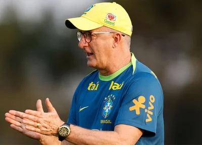 Dorival Jr durante treino da Seleção Brasileira