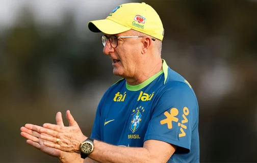 Dorival Jr durante treino da Seleção Brasileira