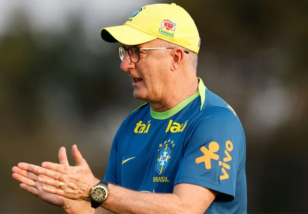 Dorival Jr durante treino da Seleção Brasileira