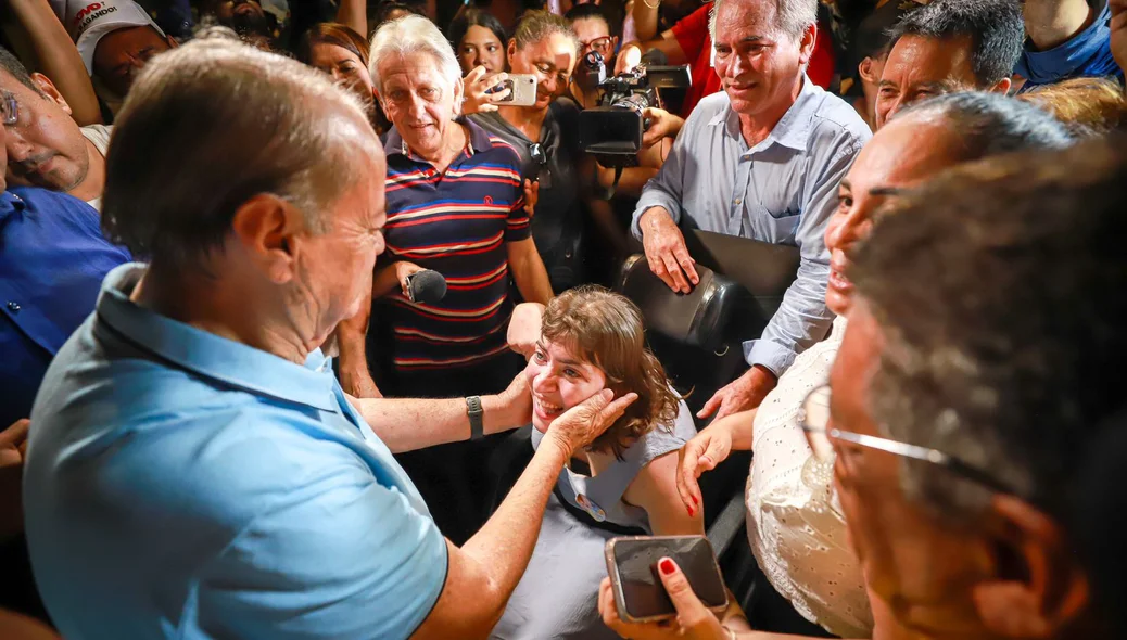 Dr. Sílvio abraçou apoiadores durante festa