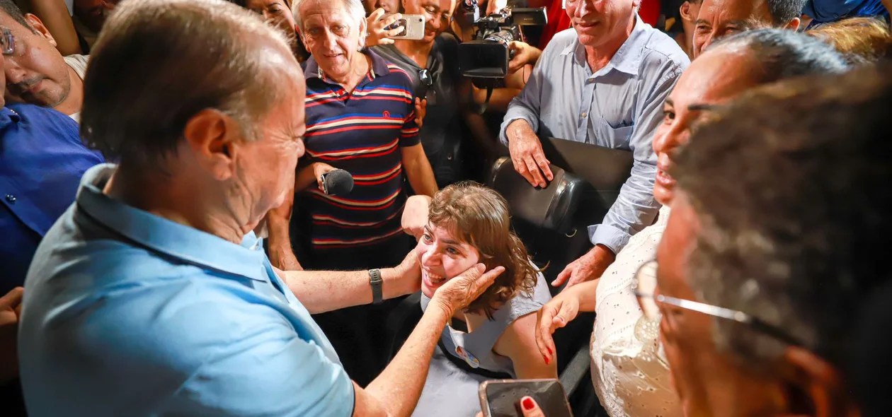 Dr. Sílvio abraçou apoiadores durante festa