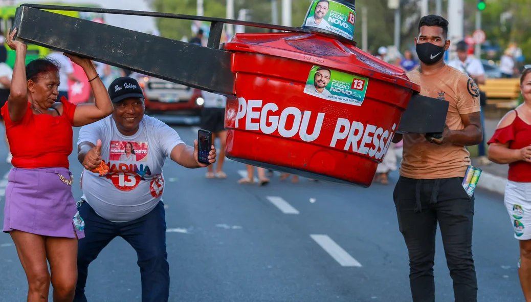 Eleitores durante caminhada em apoio a Fábio Novo na Avenida Marechal