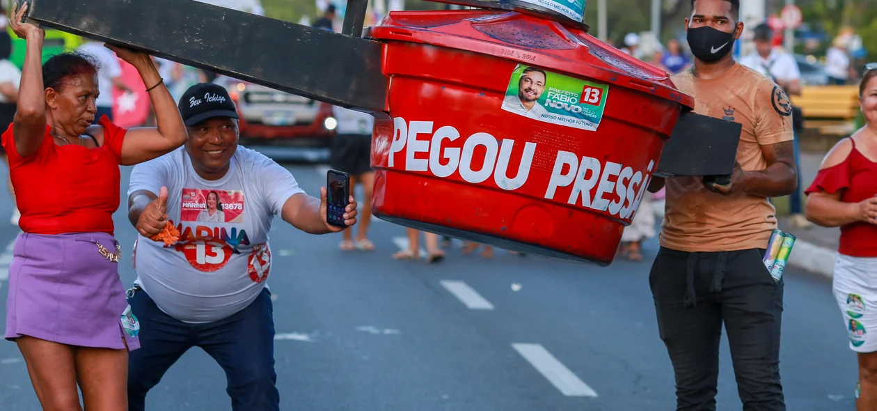 Eleitores durante caminhada em apoio a Fábio Novo na Avenida Marechal