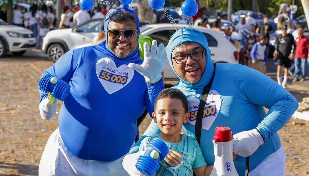 Eleitores se fantasiaram para participar da caminhada