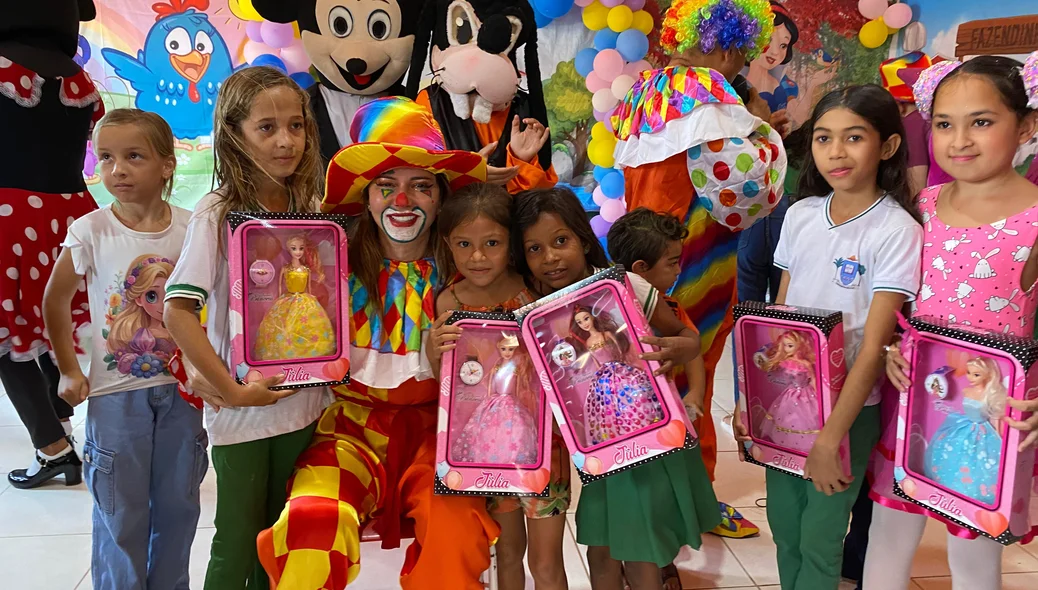 Entrega dos brinquedos para as crianças