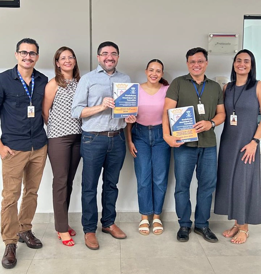 Equipe da Secretaria Executiva de Planejamento Estratégico, Orçamento e Gestão (SEPLAG) entregando o projeto na Câmara Municipal de Teresina