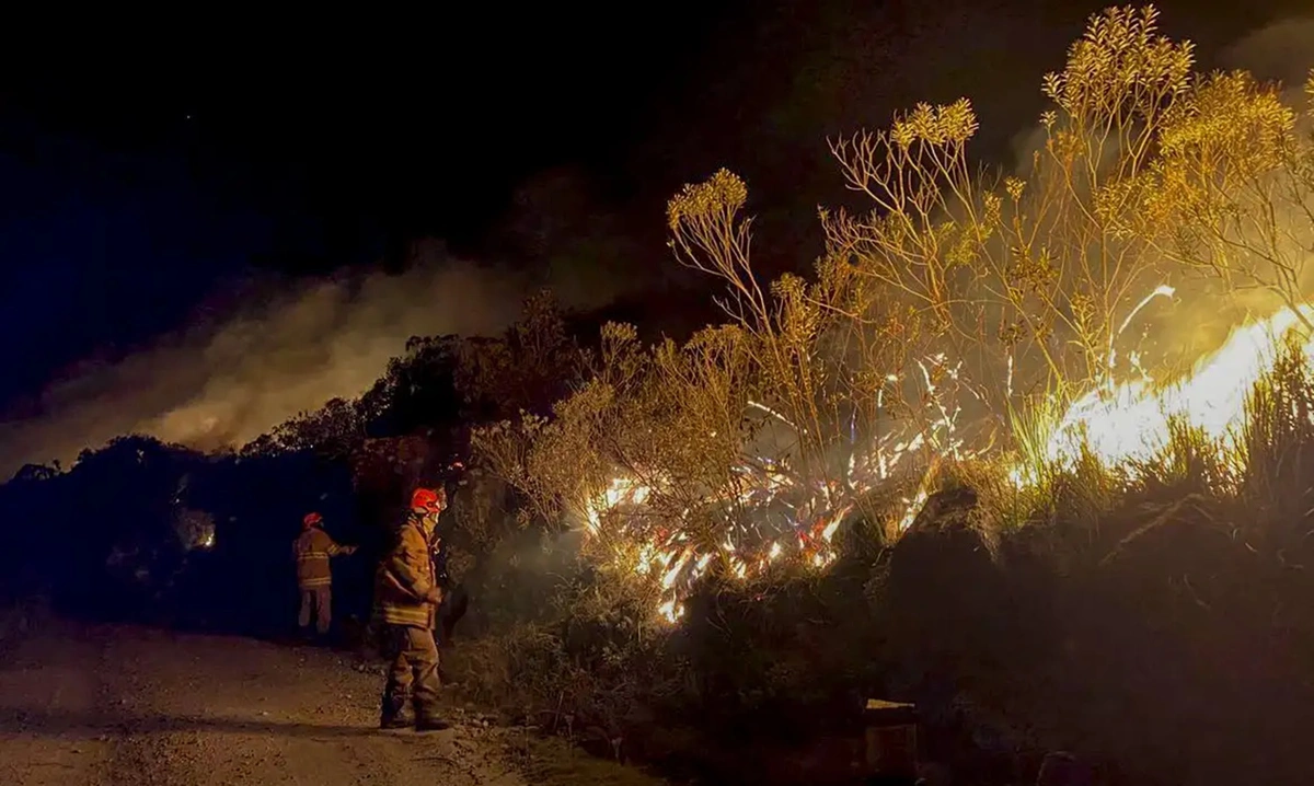 Equipe do Corpo de Bombeiros combatendo as chamas na data do incêndio