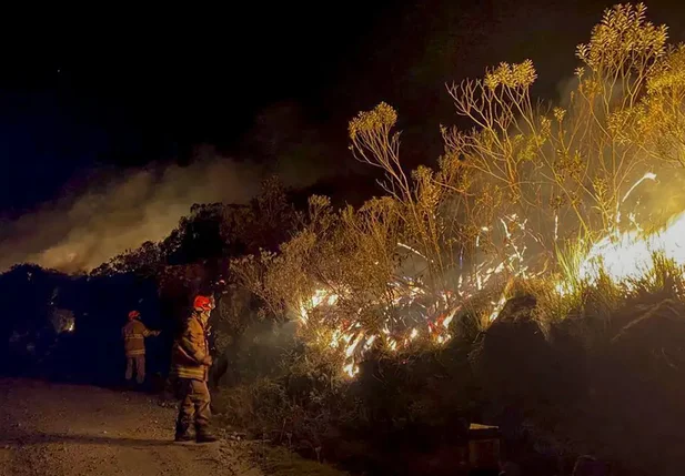 Equipe do Corpo de Bombeiros combatendo as chamas na data do incêndio