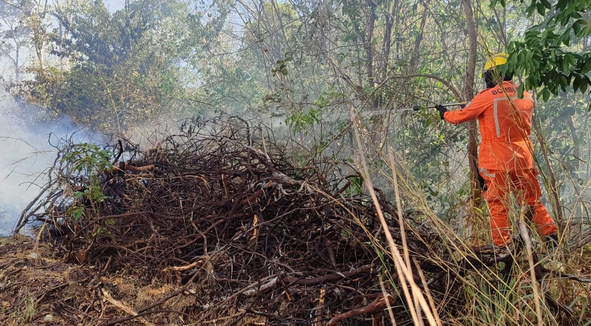 Equipe do Corpo de Bombeiros contendo as chamas no campus da UFPI