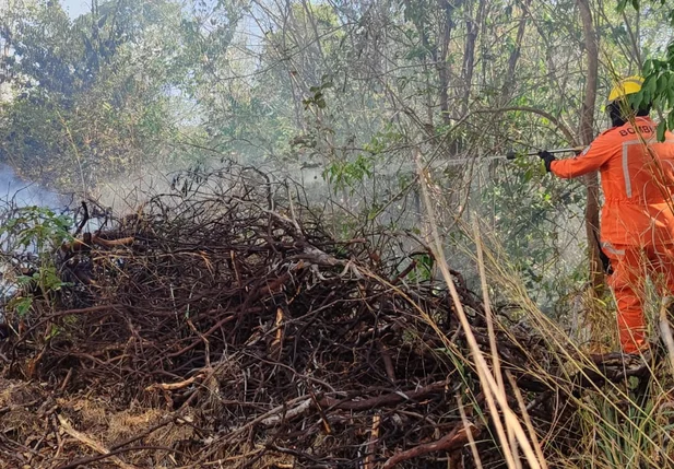 Equipe do Corpo de Bombeiros contendo as chamas no campus da UFPI