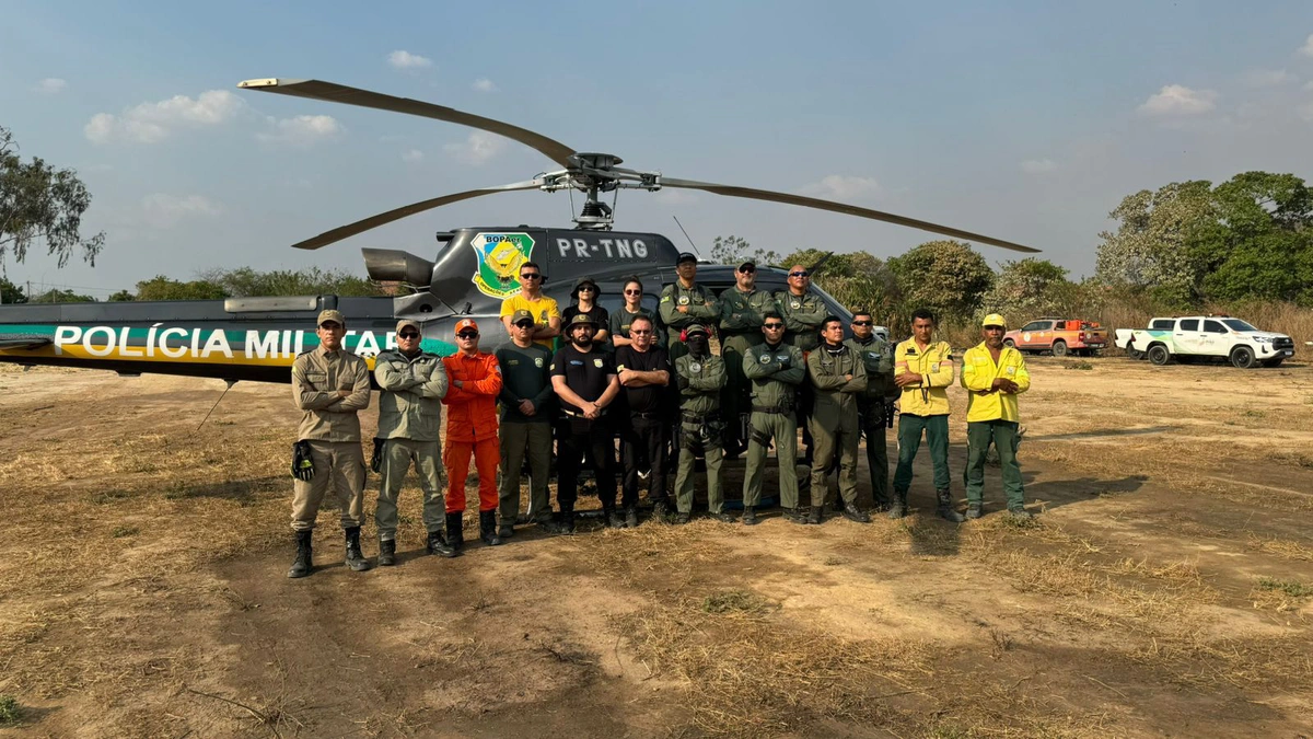 Equipe que atuou na operação para conter incêndio florestal em Canto do Buriti