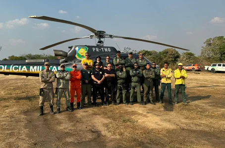 Equipe que atuou na operação para conter incêndio florestal em Canto do Buriti