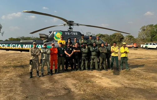 Equipe que atuou na operação para conter incêndio florestal em Canto do Buriti