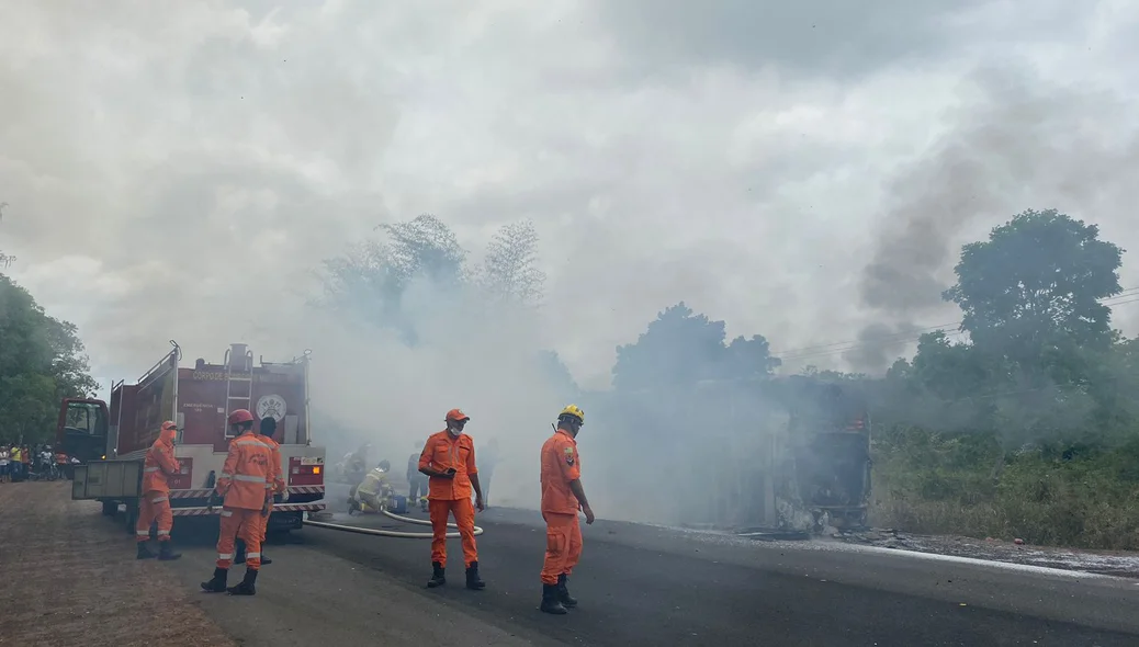 Equipes do Corpo de Bombeiros no local